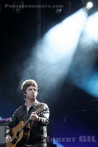 NOEL GALLAGHER'S HIGH FLYING BIRDS - 2012-08-25 - SAINT CLOUD - Domaine National - Grande Scene - Noel Gallagher - 